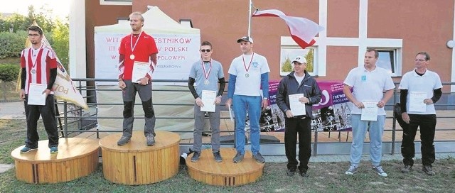 Adam Ścibski (trzeci z lewej) został mistrzem Polski seniorów, startując w konkurencji łuków klasycznych, podczas zawodów rozgrywanych w Kielnarowej koło Rzeszowa.