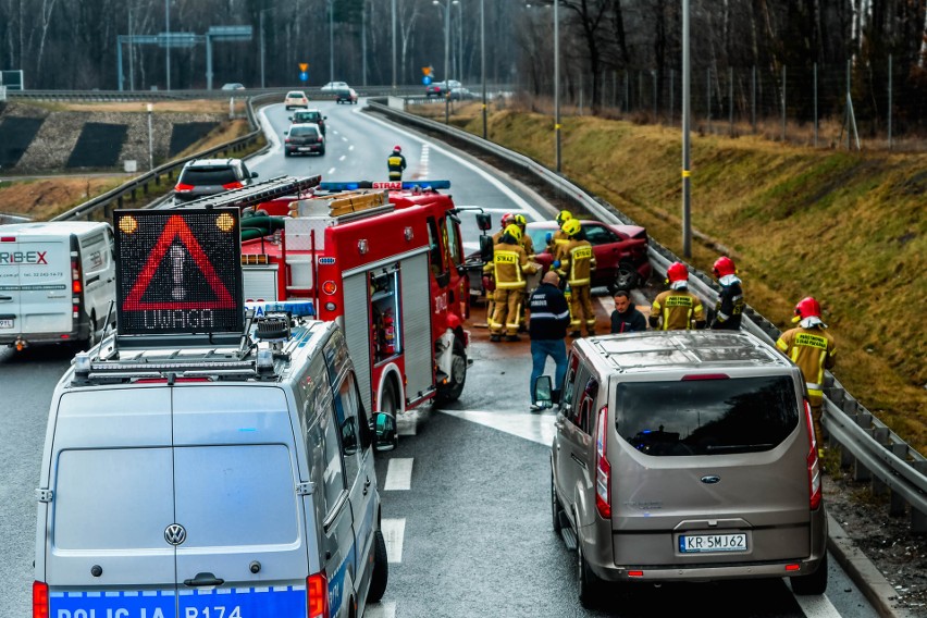 Samochód uderzył w bariery energochłonne na zjeździe z A4...