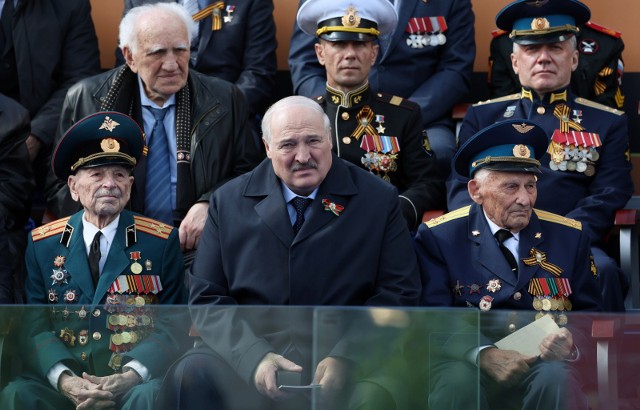 Prezydent Białorusi Aleksander Łukaszenka na defiladzie wojskowej z okazji Dnia Zwycięstwa na Placu Czerwonym w Moskwie.