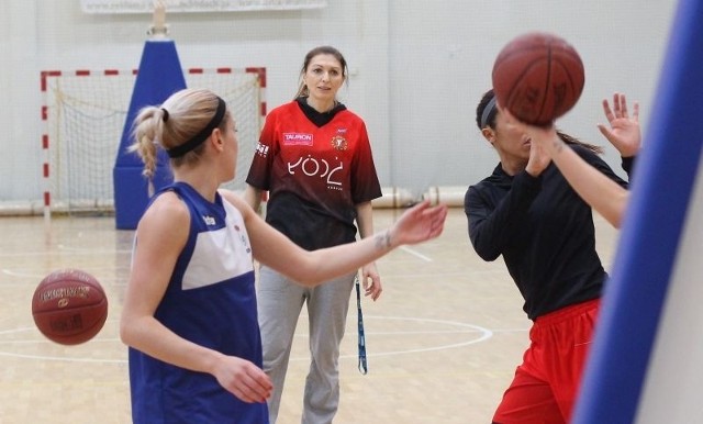 Elżbieta Nowak podczas treningu koszykarek Widzewa.
