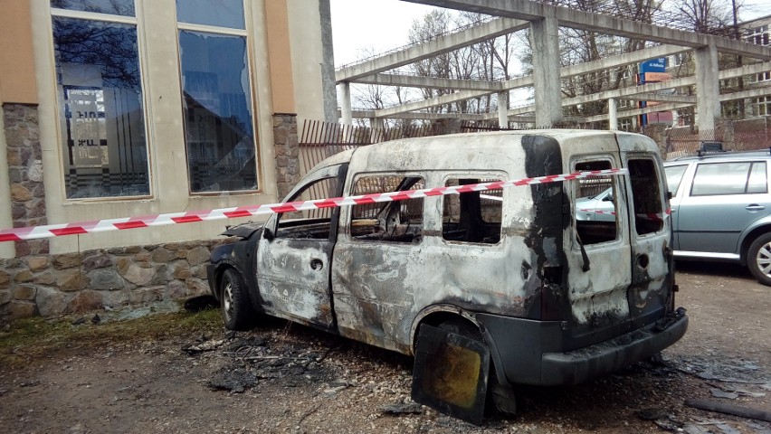 Kraków. 34-latek strzelał do pojazdów, terroryzował ludzi, podpalił auto