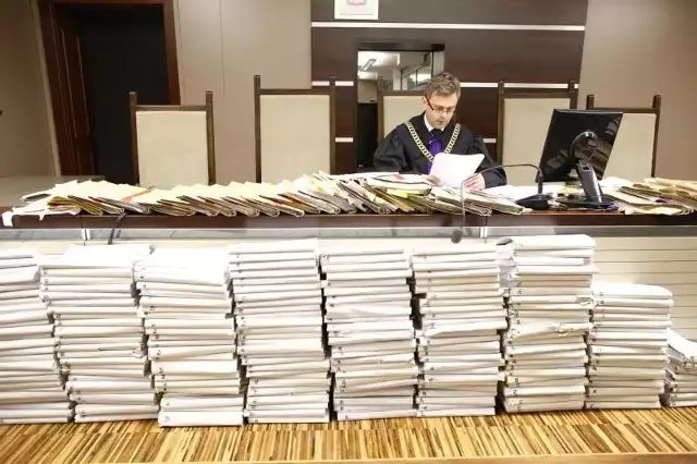 Akta sprawy byłych szefów Kamy liczą blisko 300 tomów.