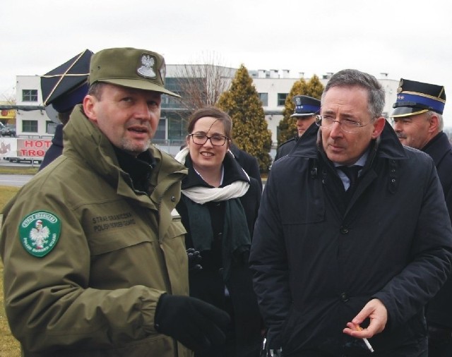 Komendant główny Straży Granicznej Dominik Tracz (nz. z lewej) został awansowany na stopień gen. dywizji. Nz. podczas niedawnej wizyty z ministrem spraw wewnętrznych Bartłomiejem Sienkiewiczem (nz. z prawej), na polsko &#8211; ukraińskim przejściu granicznym w Medyce.