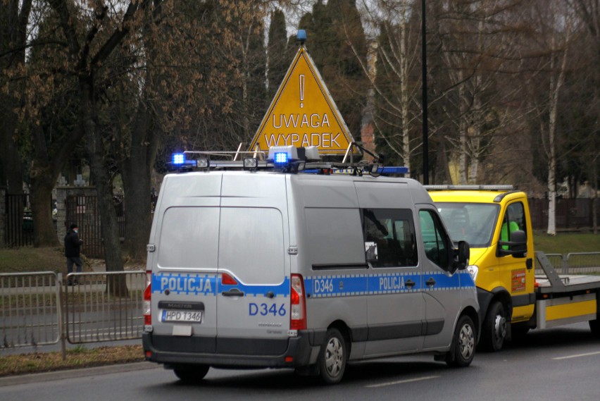 Kolizja drogowa na al. Władysława Andersa w Lublinie. Cadillac uderzył w karetkę. Zobacz zdjęcia