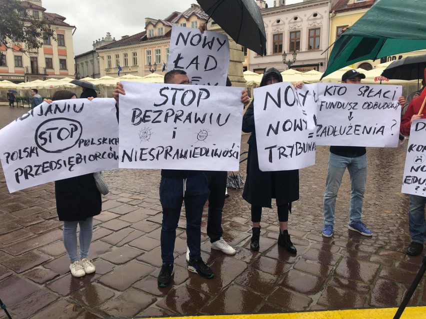 Po zakończonej konferencji na Rynku pojawiła się grupa...