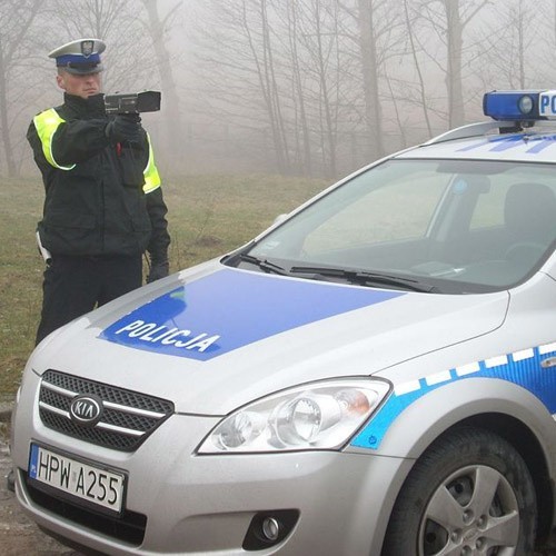 Podczas kontroli kierowców, kilku z nich próbowało wręczyć policjantom 100-złotowe łapówki.