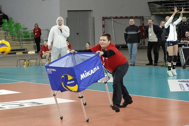 Zasady gry były proste - dziennikarze musieli złapać do koszyka piłkę zagrywaną przez Ewę Kowalkowską.