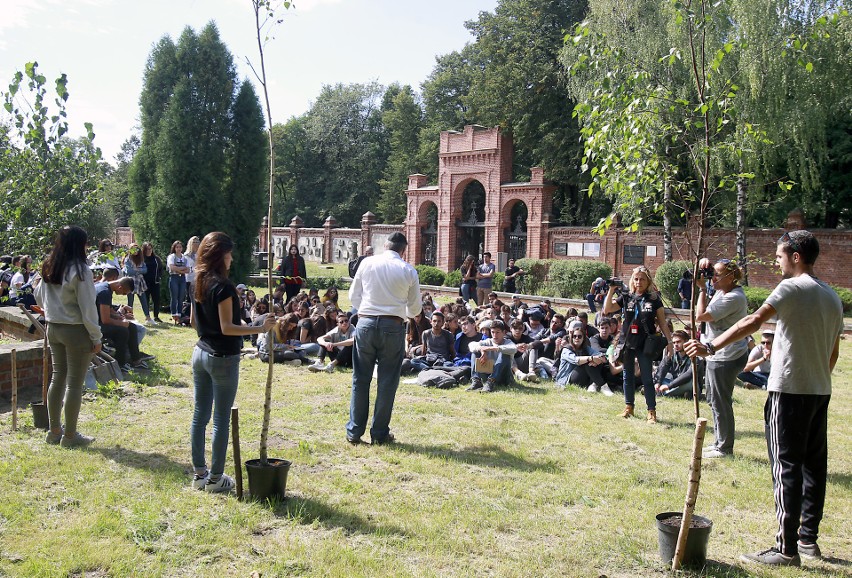 Izraelscy uczniowie uczestniczyli w uroczystościach na cmentarzu żydowskim w Łodzi