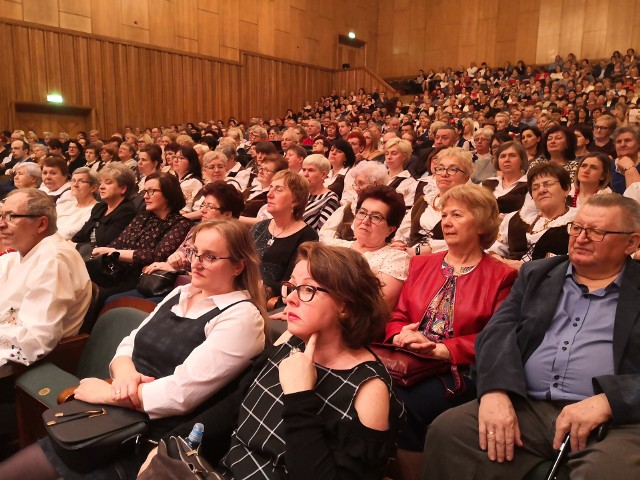 Wojewódzki Związek Rolników, Kółek i Organizacji Rolniczych w Bydgoszczy zaprosił przedstawicielki kół gospodyń wiejskich z województwa kujawsko-pomorskiego na wspólne świętowanie Dnia Kobiet. Panie spotkały się w Filharmonii Pomorskiej. Organizatorzy postawili tym razem na trwalszą wersję - kwiaty w doniczkach. W programie znalazły się wystąpienia i część artystyczna - kabaret EWG "Zrozumieć kobietę", koncert Akademii Muzycznej w Bydgoszczy i zespołów ludowych: Jezioranie i Kwiaty Polskie. Partnerami Dnia Kobiet Wiejskich był KOWR i Kujawsko-Pomorska Izba Rolnicza.