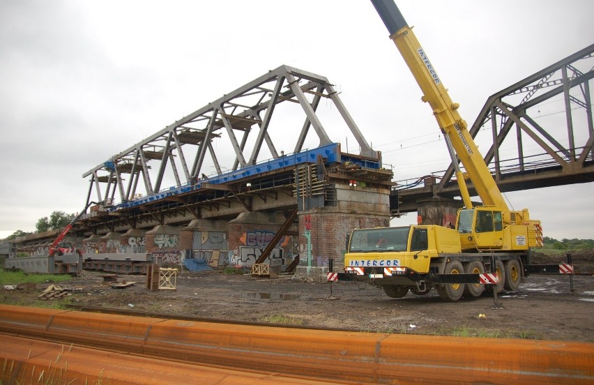 Wrocław: budują nowy most kolejowy nad Odrą