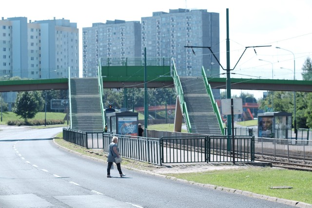 Obecnie trzeba pokonać strome schody z kładki dla pieszych, jeśli chce się dotrzeć do przystanku