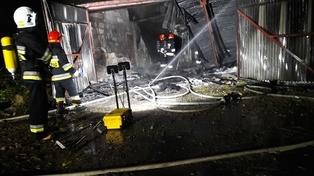 W niedzielę wieczorem doszło do pożaru dawnej hurtowni materiałów budowlanych przy ul. Koszalińskiej w Miastku. Nic nikomu się nie stało. W akcji brali udział strażacy z Miastka, Dretynia, Piaszczyny i Kamnicy