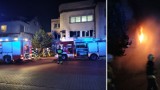 Pożar w Skokach. Strażacy wynieśli z płonącego mieszkania nieprzytomnego mężczyznę
