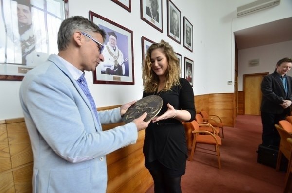 Anna Malesza odbiera Medal Młodej Sztuki od Krzysztofa Smury, zastępcy redaktora naczelnego "Głosu Wielkopolskiego"