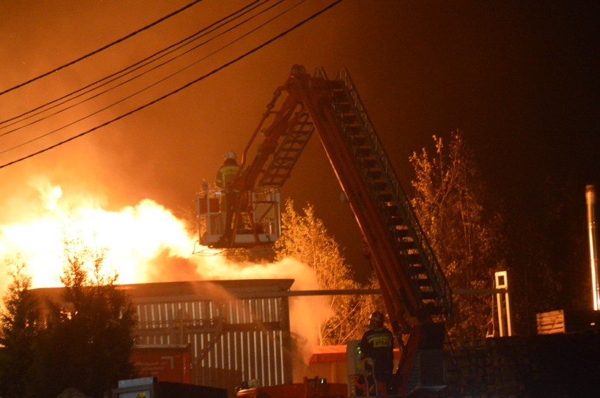 Grożny pożar w Łaziskach Górnych wybuchł w zakładzie...