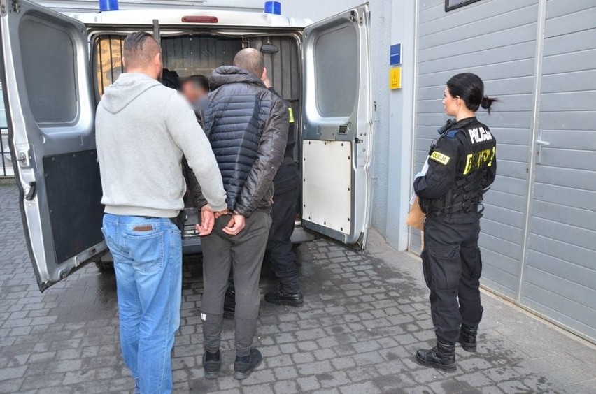 Gdańsk Przymorze. Policjanci zatrzymali dwóch mężczyzn - jeden był poszukiwany, drugi wpadł z narkotykami [ZDJĘCIA]