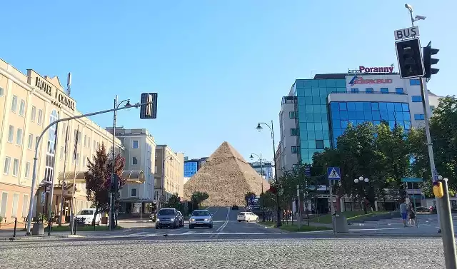 Piramida na placu NZS w Białymstoku to jedno ze zdjęć po fotomontażu