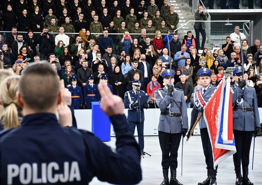 Nowi policjanci w mazowieckim garnizonie złożyli 4.01.2023 ślubowanie. Służbę podejmą m.in. w komendach z naszego regionu