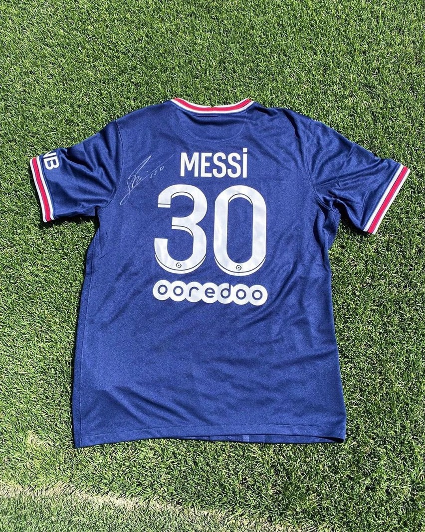 Koszulka PSG z autografem Leo Mesiego wystawiona na aukcji,...