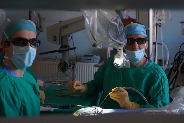 Urządzenie do obrazowania pola operacyjnego w technologii 3D zaprezentowali w środę lekarze z Kliniki Otolaryngologii i Onkologii Laryngologicznej UMP. Poznańska klinika jako jedyna w Polsce dysponuje takim aparatem. Żeby z niego skorzystać, chirurdzy przeprowadzają operacje w specjalnych okularach 3D. Dzięki nim dokładniej widzą pole operacyjne i mogą operować z większą precyzją.  Zobacz więcej ---->