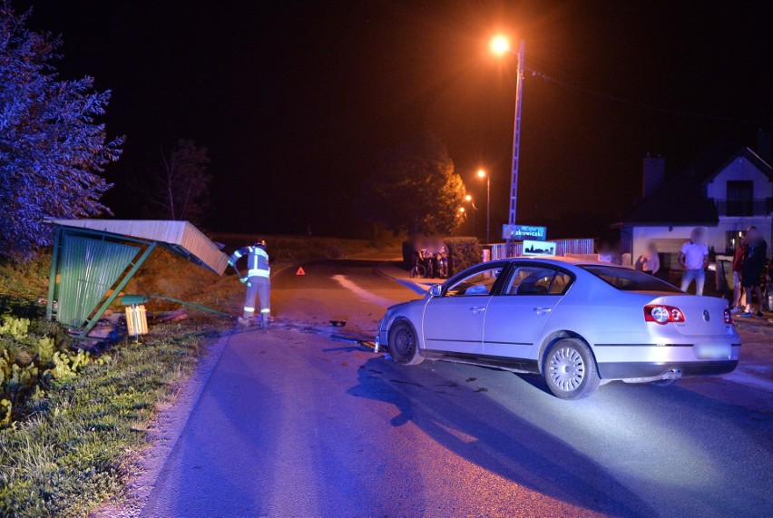 Wypadek w Buszkowicach. Kierujący volkswagenem passatem uderzył w przystanek autobusowy [ZDJĘCIA]