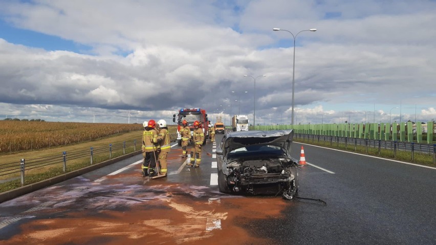 Na 106 odcinku autostrady A1 samochód uderzył w barierki...