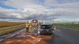 Wypadek na autostradzie A1. Samochód uderzył w barierki. Kierowca w szpitalu [zdjęcia]