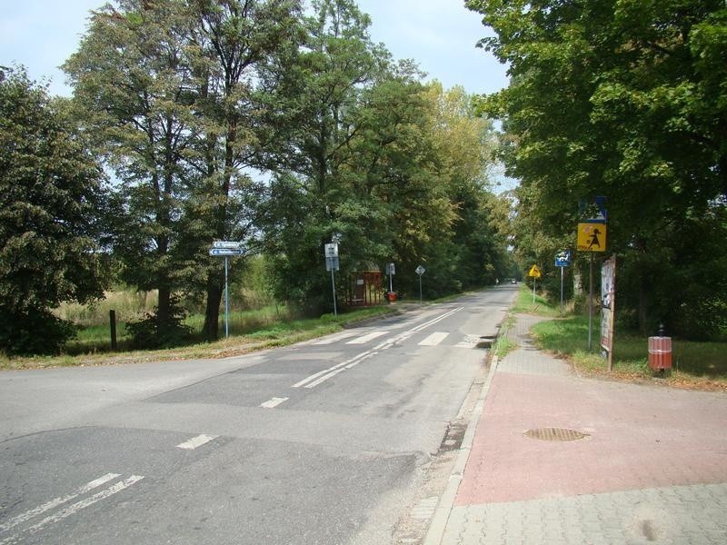 Chełmek. Na drodze do szkoły w Bobrku nie ma chodników. Jest niebezpiecznie. Mieszkańcy od kilku lat domagają się modernizacji ulicy ZDJĘCIA