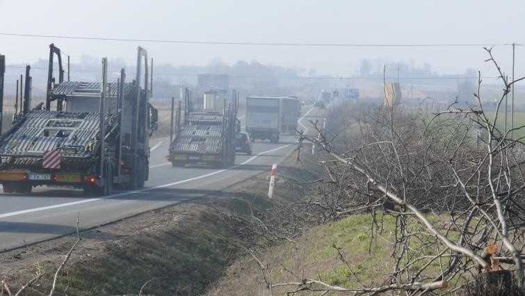 Przy krajowej „siódemce&quot; tną drzewa i burzą domy