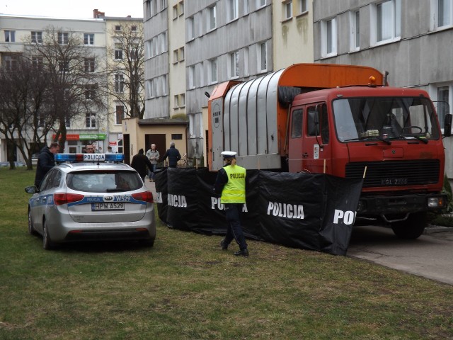 W piątek ok. południa, przy jednej z klatek bloku przy ul. Giełdowej w Kołobrzegu doszło do tragedii. Manewrująca przed budynkiem, cofająca się śmieciarka potrąciła kobietę, 66-letnią mieszkankę tego bloku. Ta zginęła na miejscu. Policja ustala kim jest ofiara i bada okoliczności wypadku. 