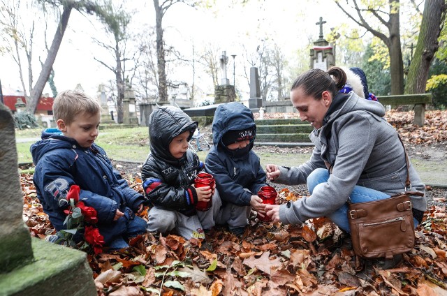 Dzień Wszystkich Świętych 2017 w Rzeszowie. Zdjęcia ze Starego Cmentarza i cmentarza Pobitno.