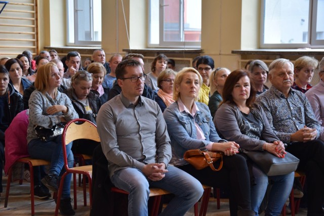 w Świdnicy, z inicjatywy wójta Krzysztofa Stefańskiego, odbyło się spotkanie z udziałem Pawła Mierzwiaka, burmistrza Nowogrodu Bobrzańskiego, Krzysztofa Romankiewicza, starosty zielonogórskiego, Krzysztofa Słapczyńskiego, dyrektora delegatury Lubuskiego Kuratorium Oświaty, a także zaniepokojonych rodziców uczniów, którzy w tym roku kończą gimnazja i podstawówki.