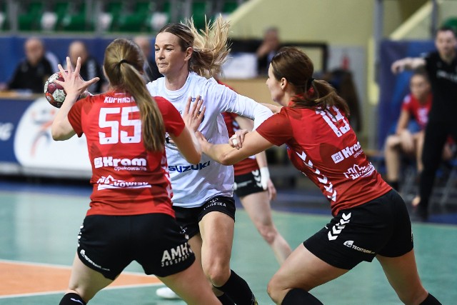 Suzuki Korona Handball Kielce przegrała w Elblągu. Na zdjęciu z piłką Marta Rosińska.