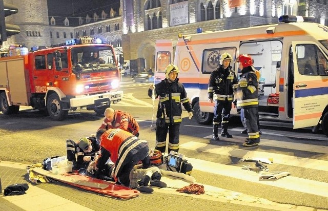 Jak z niepokojem podkreślają policjanci, przejścia dla pieszych stają się najbardziej niebezpiecznymi miejscami w Poznaniu. W 2013 roku połowa z 18 śmiertelnych ofiar wypadków to byli piesi Fot: archiwum/ Janusz Romaniszyn