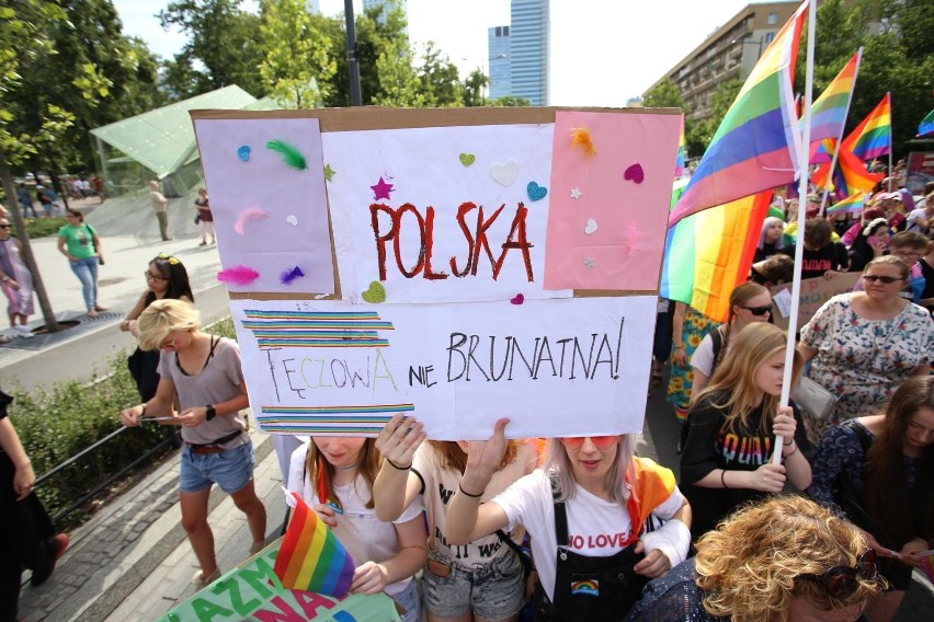 „Chcemy Polski bez homofobii”. Parada Równości ponownie przeszła ulicami stolicy. Osoby LGBT wsparli m.in. Lubnauer, Trzaskowski i Zandberg