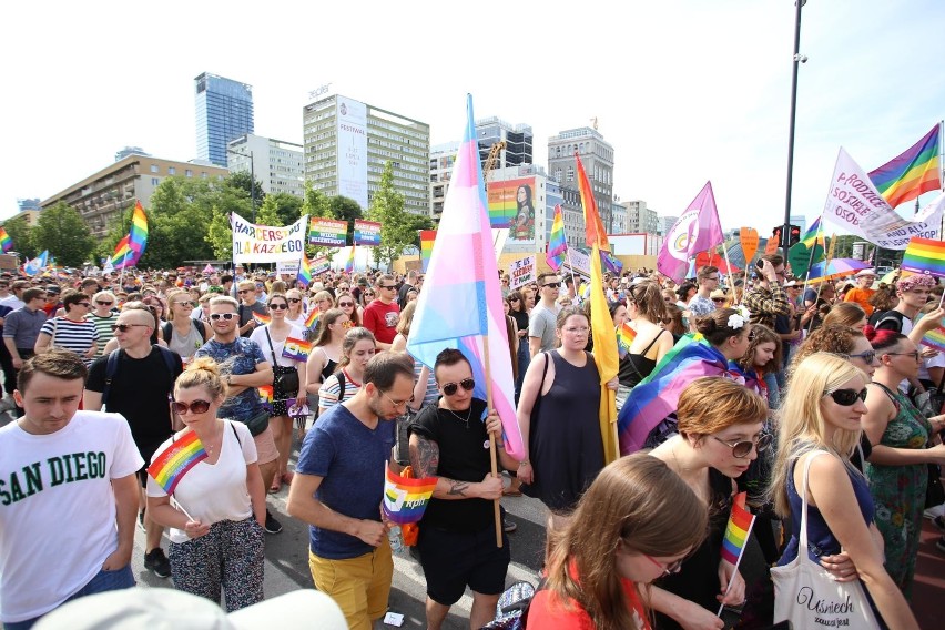 „Chcemy Polski bez homofobii”. Parada Równości ponownie przeszła ulicami stolicy. Osoby LGBT wsparli m.in. Lubnauer, Trzaskowski i Zandberg