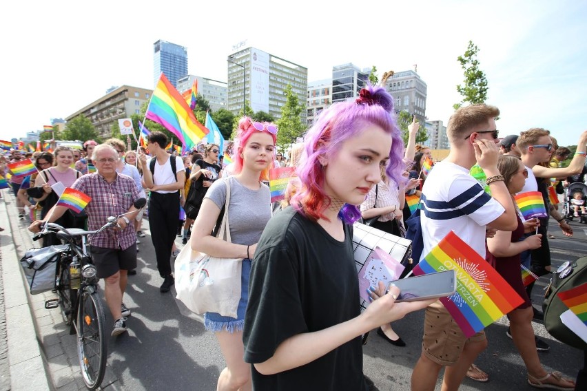 „Chcemy Polski bez homofobii”. Parada Równości ponownie przeszła ulicami stolicy. Osoby LGBT wsparli m.in. Lubnauer, Trzaskowski i Zandberg