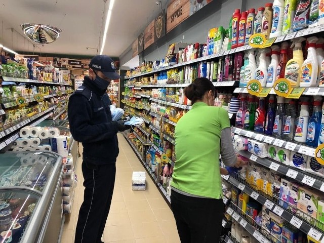 W ostatnich dniach policjanci odwiedzali sklepy i zwracali uwagę na przestrzeganie wymogów sanitarnych wprowadzonych na czas pandemii koronawirusa