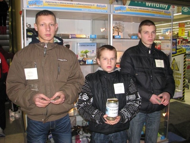 Ci chłopcy kwestowali w Carrefourze. Na zdjęciu: Adrian Grabowski, Arek Falkowski i Darek Sokołowski
