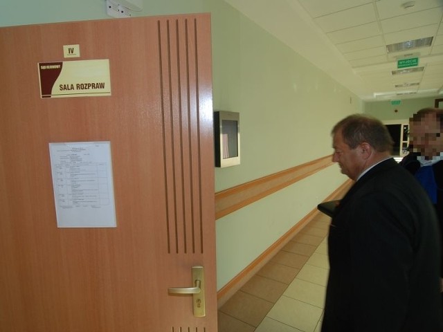 Józef Bulira, wójt gminy Lipnik w towarzystwie swojego pełnomocnika wchodzi na salę rozpraw sandomierskiego Wydziału Pracy Sądu Rejonowego w Sandomierzu.