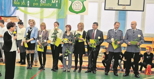 Tegoroczni Przyjaciele Integracji Zespołu Szkół Ogólnokształcących, to pracownicy tej szkoły oraz policjanci z Komendy Powiatowej Policji w Stargardzie. Dostali medale, listy gratulacyjne oraz kwiaty