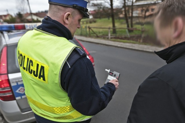 Do wypadku doszło w piątek 1 kwietnia na ul. Długiej. Motocyklista upadł po tym jak drogę najprawdopodobniej zajechał mu kierujący oplem.Jak udało się ustalić motocyklista jechał ul. Długą w kierunku Zielonej Góry. To właśnie tam, kierowca opla wyjeżdżając z okolic sklepu prawdopodobnie zajechał drogę mężczyźnie na jednośladzie, który aby uniknąć zderzenia położył motor i upadł na asfalt. Ranny trafił do szpitala w Zielonej Górze, gdzie będzie operowany.Policjanci wyjaśniają dokładny przebieg wypadku.Autor: Piotr JędzuraZobacz także:   28-latek omal nie potrącił policjantów