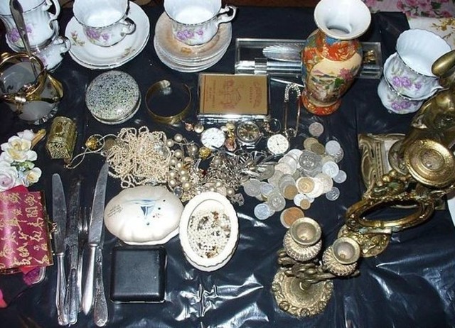 Część odzyskanych przez policję przedmiotów. Być może ktoś rozpoznaje w nich swoje rzeczy?
