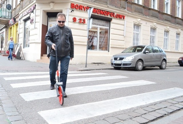 - Pomyliłem się - przyznaje Włodzimierz Fede, który mierzył odległość sklepu od szkoły