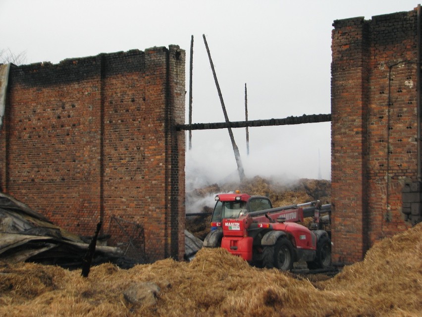 Zniszczona stodoła po pożarze do którego doszło w nocy z...