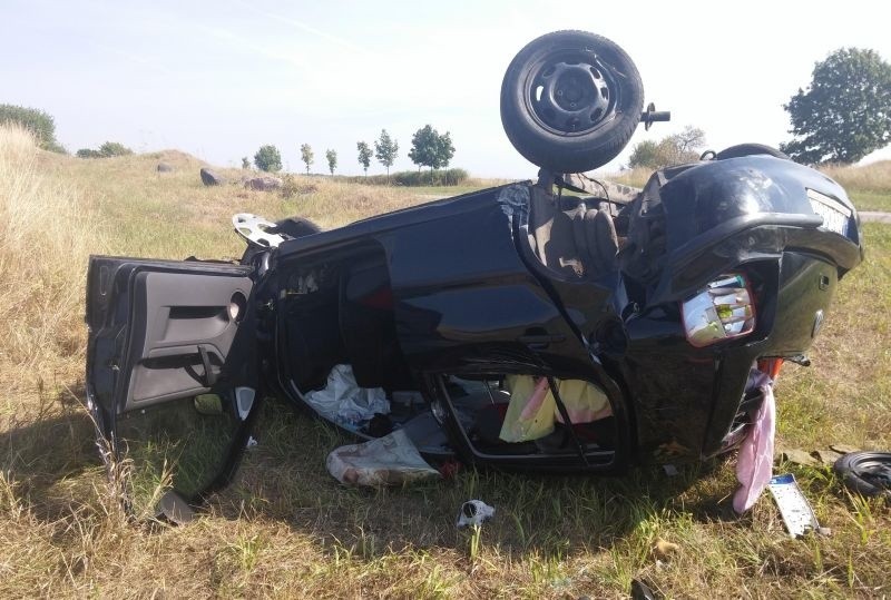 Buniaki. Volkswagen zjechał na przeciwny pas ruchu i wpadł do przydrożnego rowu (zdjęcia)