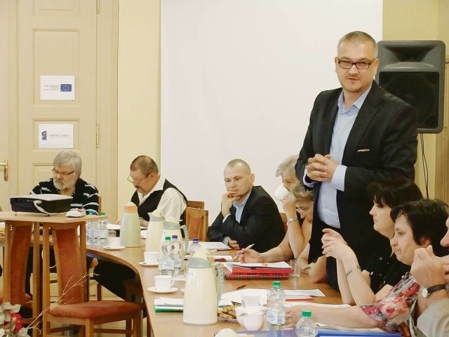 Rajcy miejscy złożyli wniosek o obniżenie pensji burmistrza Sławomira Kowala. Będzie on rozpatrywany na sesji zwyczajnej 2 maja.