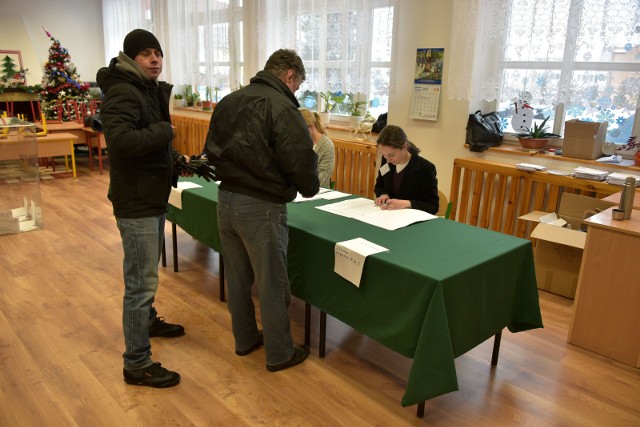 Białostoczanie biorą udział w referendum ws budowy lotniska regionalnego