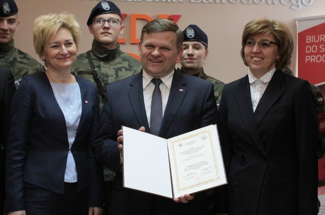 Minister Wojciech Skurkiewicz podpisał i wręczył certyfikat uczestnictwa w pilotażowym programie szkołom z regionu.