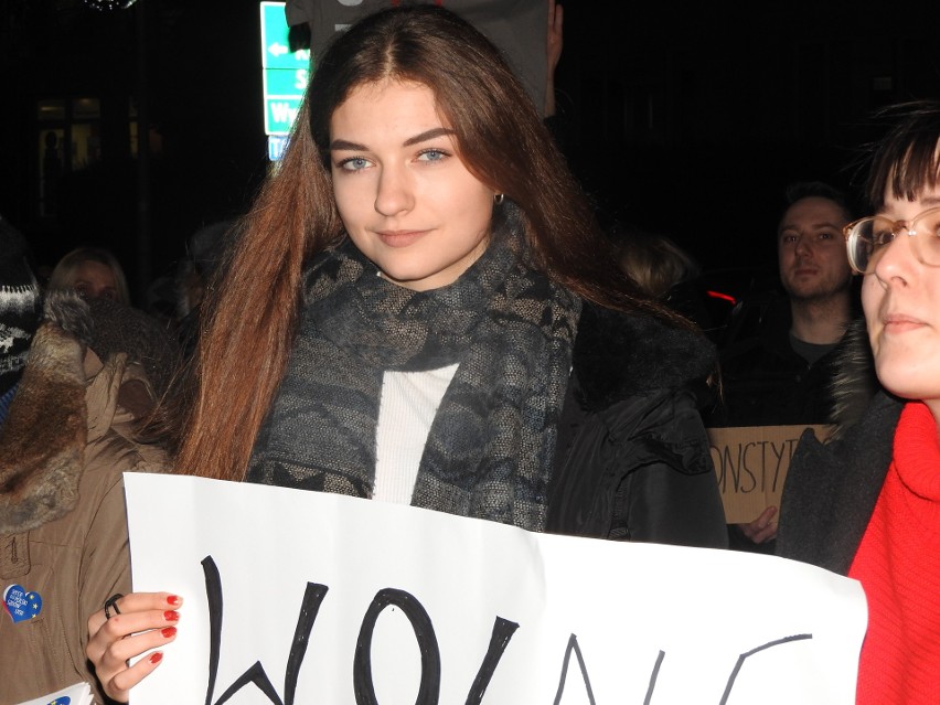 Protest przed Sądem Okręgowym w Białymstoku. Białostoczanie demonstrowali w obronie niezawisłości i niezależności sędziów [ZDJĘCIA]